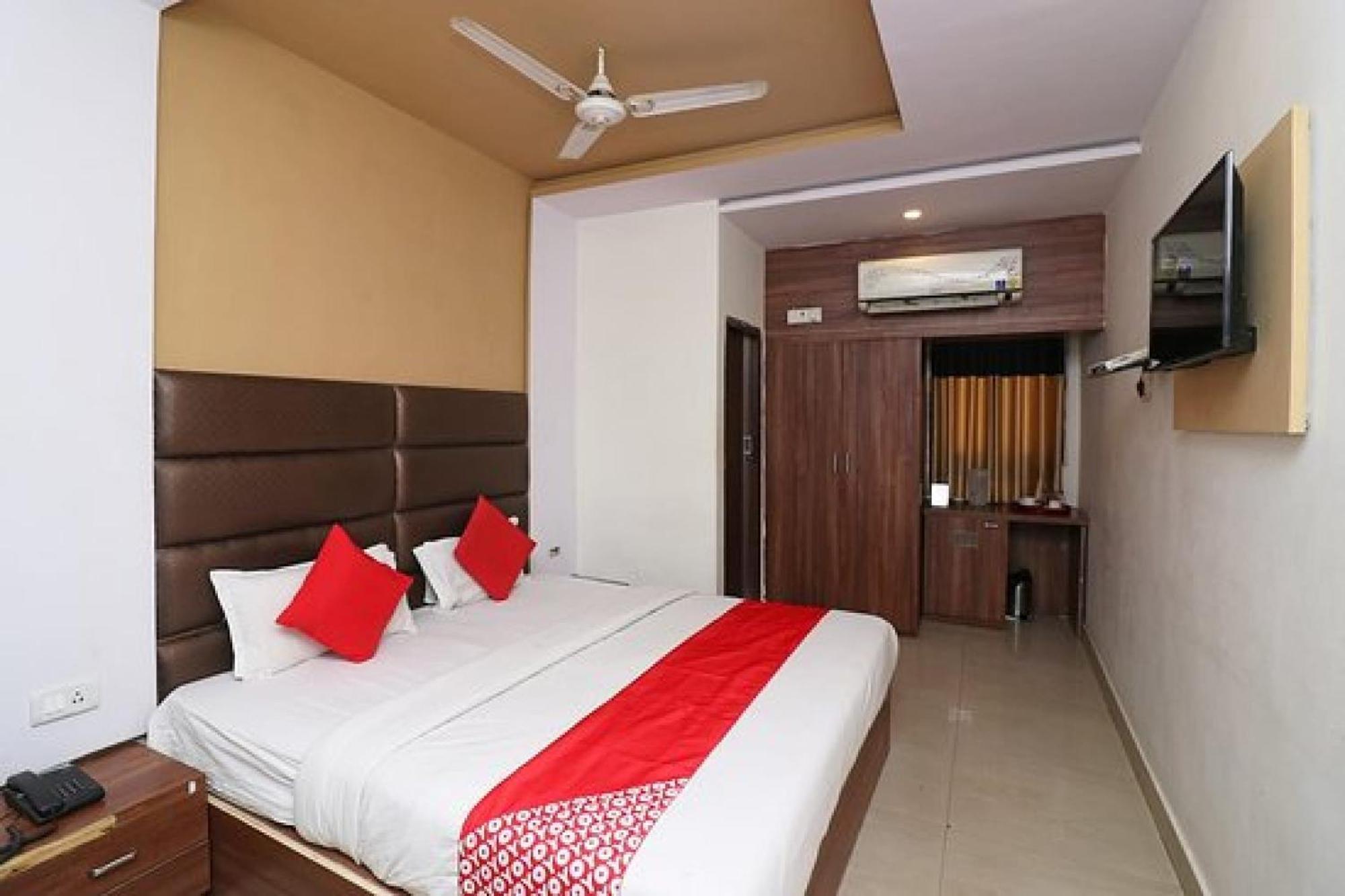 Capital O Hotel Surya Continental Lucknow Buitenkant foto